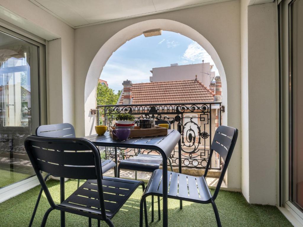 un patio avec une table et des chaises sur un balcon dans l'établissement Apartment Villa Symphonie by Interhome, à Arcachon