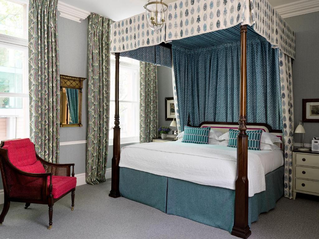 Postel nebo postele na pokoji v ubytování Covent Garden Hotel, Firmdale Hotels