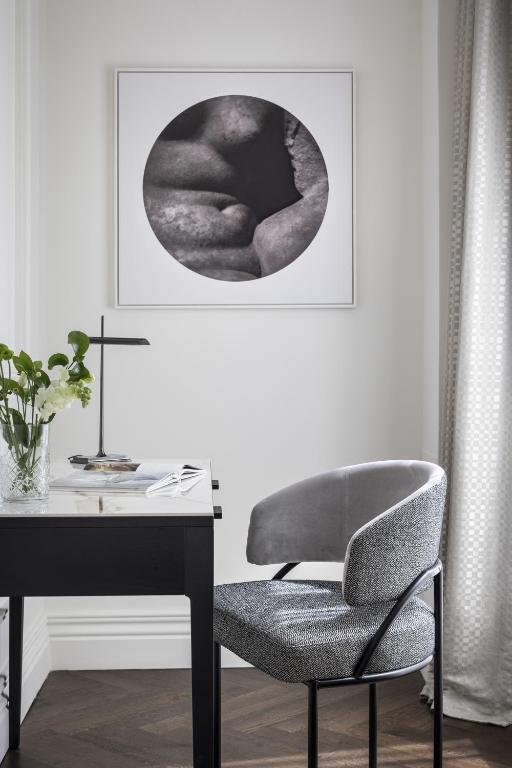 
One-Bedroom Suite with Street View
