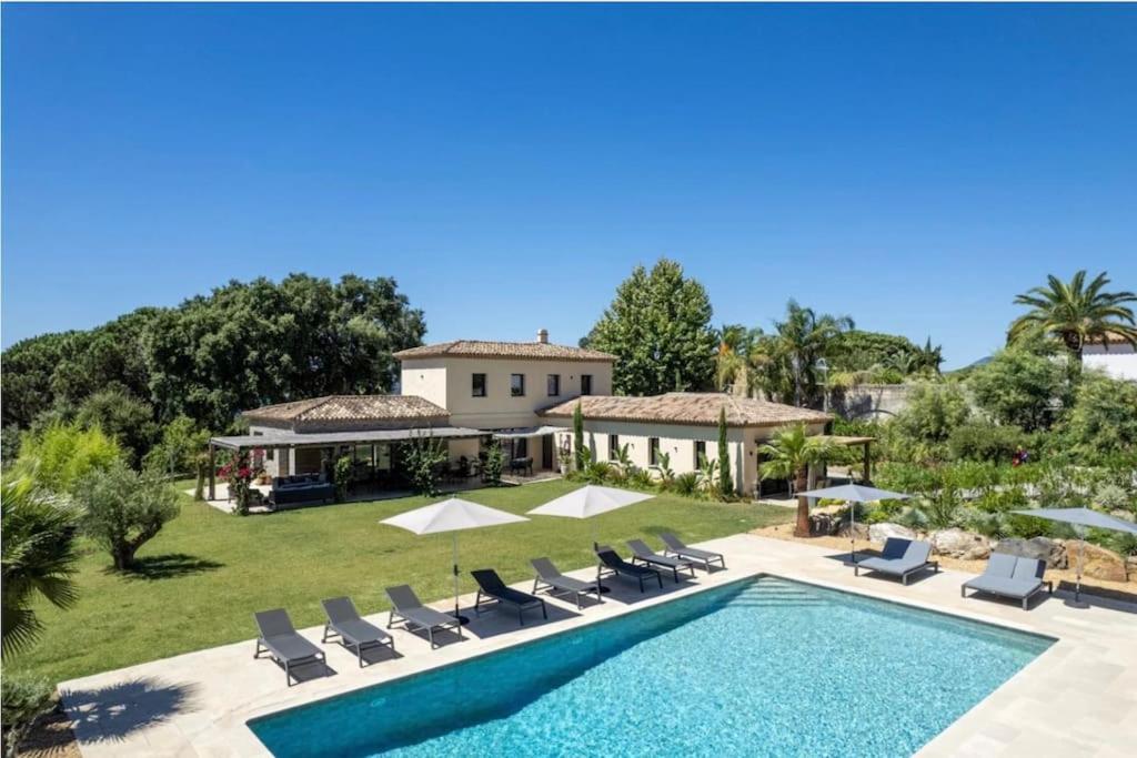 une villa avec piscine et chaises longues dans l'établissement Villa Trémolière, à Saint-Tropez