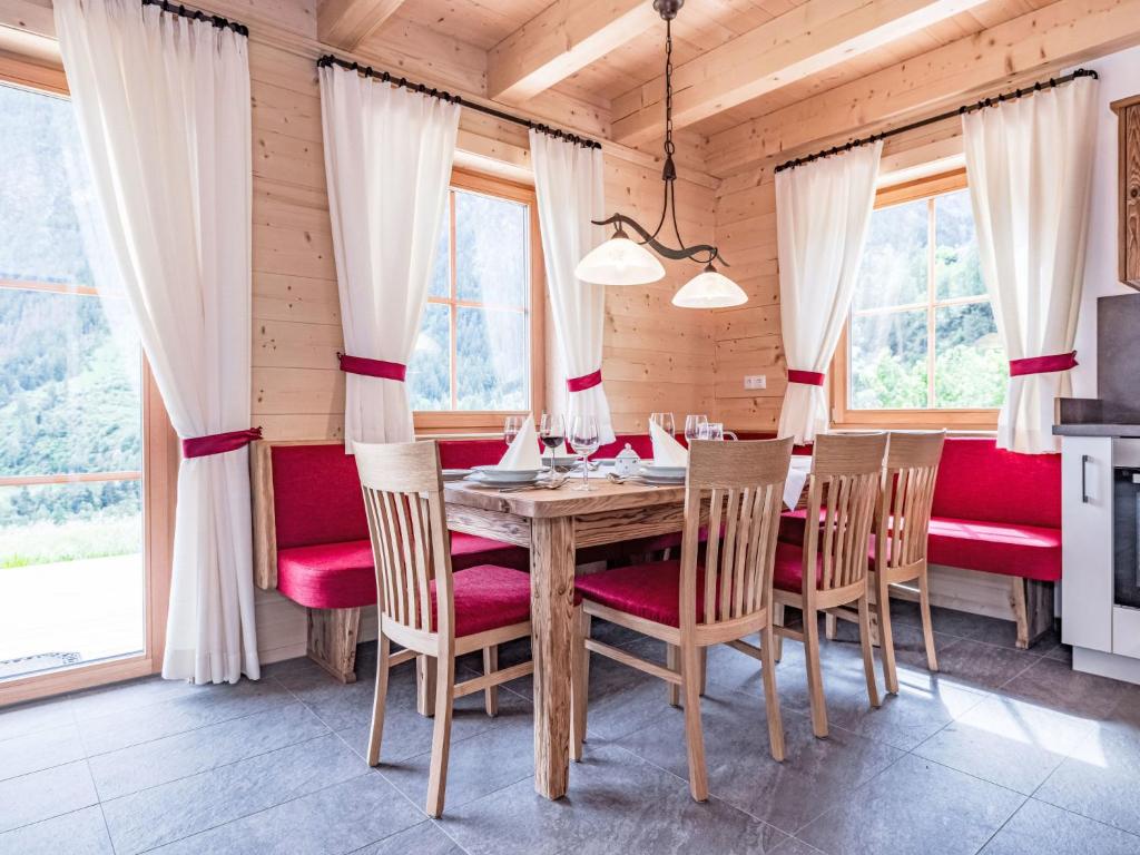 Kuchyň nebo kuchyňský kout v ubytování Chalet Glockner-2 by Interhome