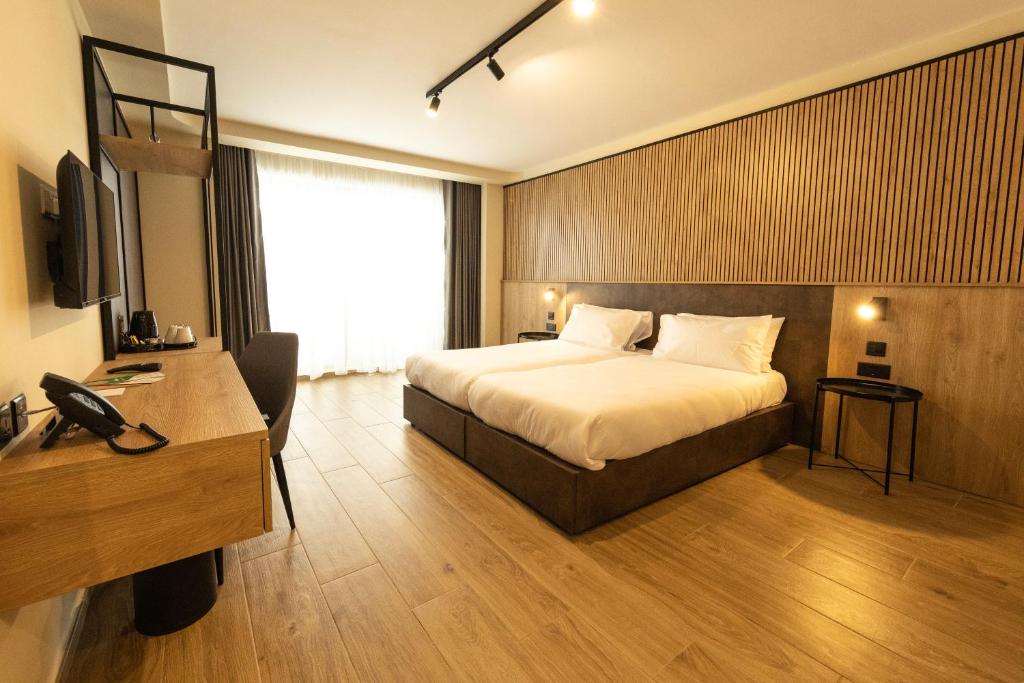 Postel nebo postele na pokoji v ubytování East Sliema Suites