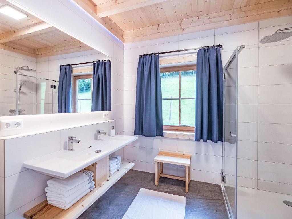 Koupelna v ubytování Chalet Glockner-2 by Interhome