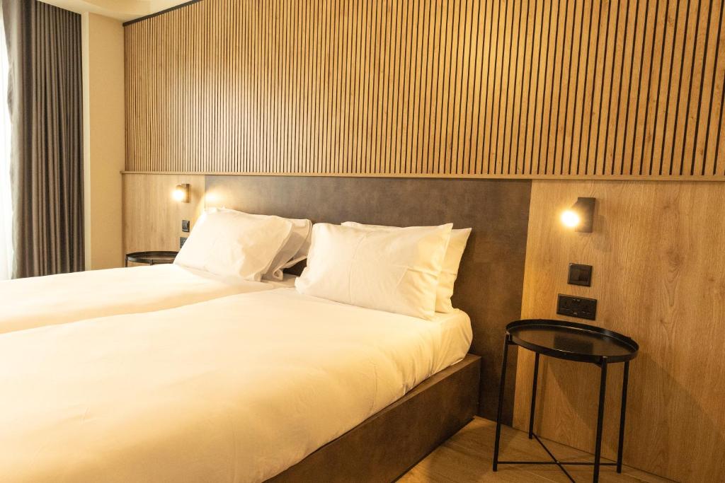 Postel nebo postele na pokoji v ubytování East Sliema Suites