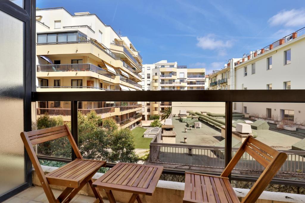 - deux chaises assises sur le balcon d'un appartement dans l'établissement Le Felix Faure - 4pers, wifi, AC, à Nice