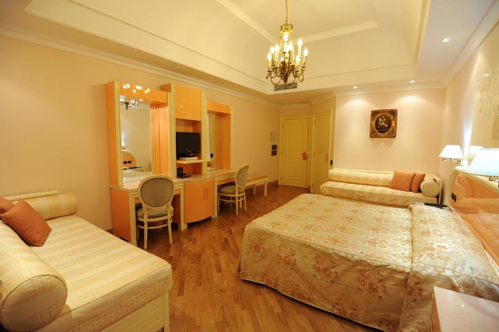 Postel nebo postele na pokoji v ubytování LH Hotel Domus Caesari
