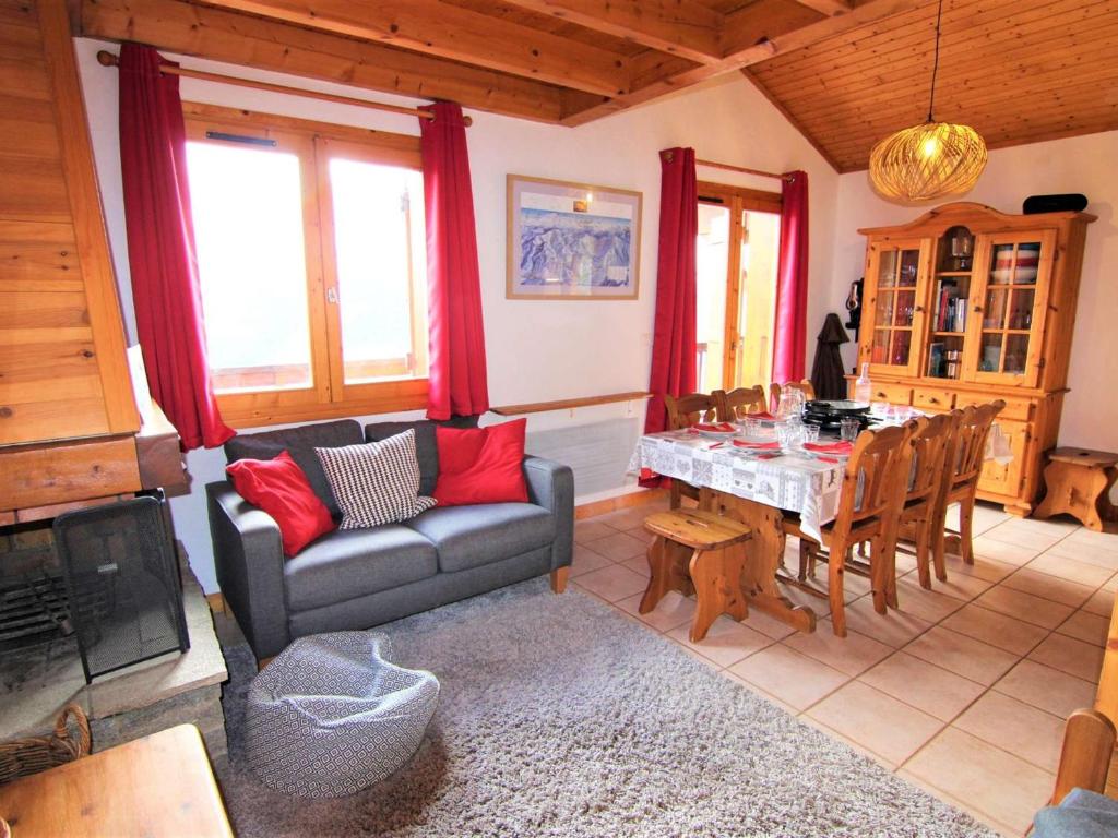 un salon avec une table et un canapé dans l'établissement Demi-Chalet 4 Pièces, 8 Pers. aux Saisies - FR-1-594-304, à Hauteluce