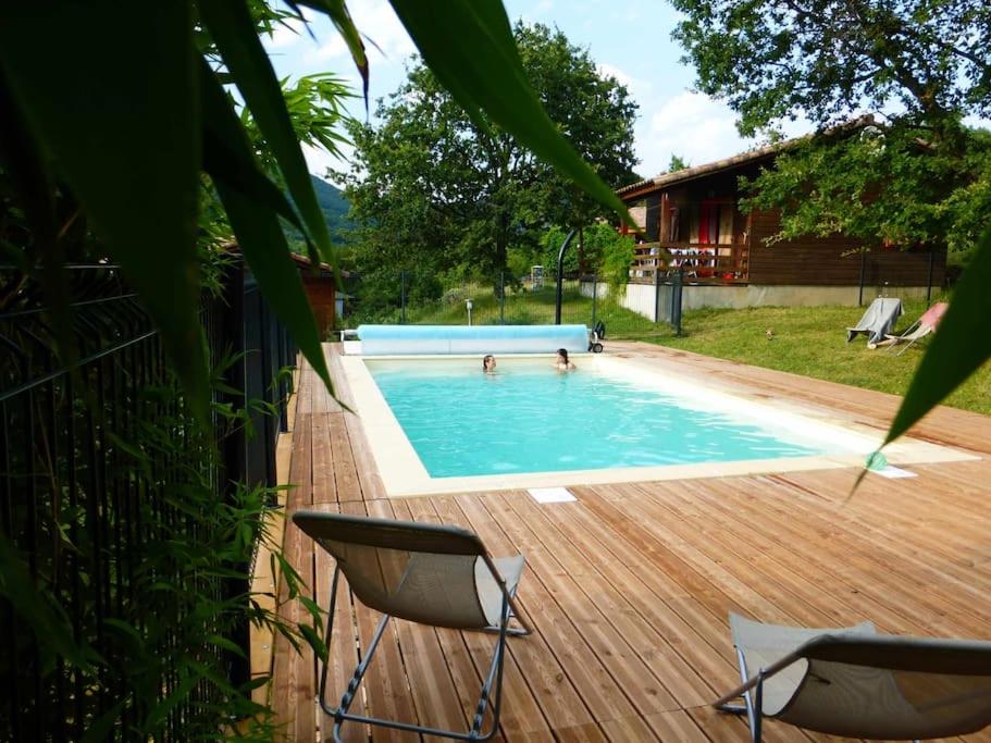 Photo de la galerie de l'établissement chalet bleu 6 personnes avec piscine partagée à 6 chalets à chalets d'arbres, à Darbres