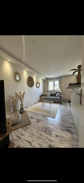 un soggiorno con un divano e un tavolo di Studio a Saint-Maurice