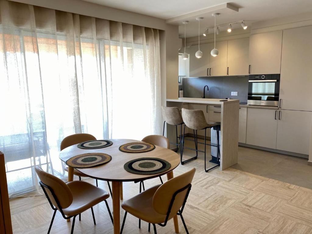 une cuisine et une salle à manger avec une table et des chaises dans l'établissement Joli appartement prés de la mer, à Cannes