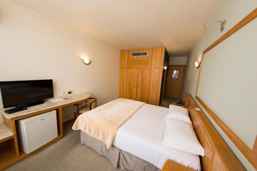 Postel nebo postele na pokoji v ubytování Atalaia Palace Hotel