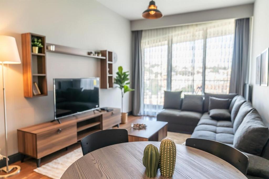 TV a/nebo společenská místnost v ubytování Family-friendly Home Near Taksim Square