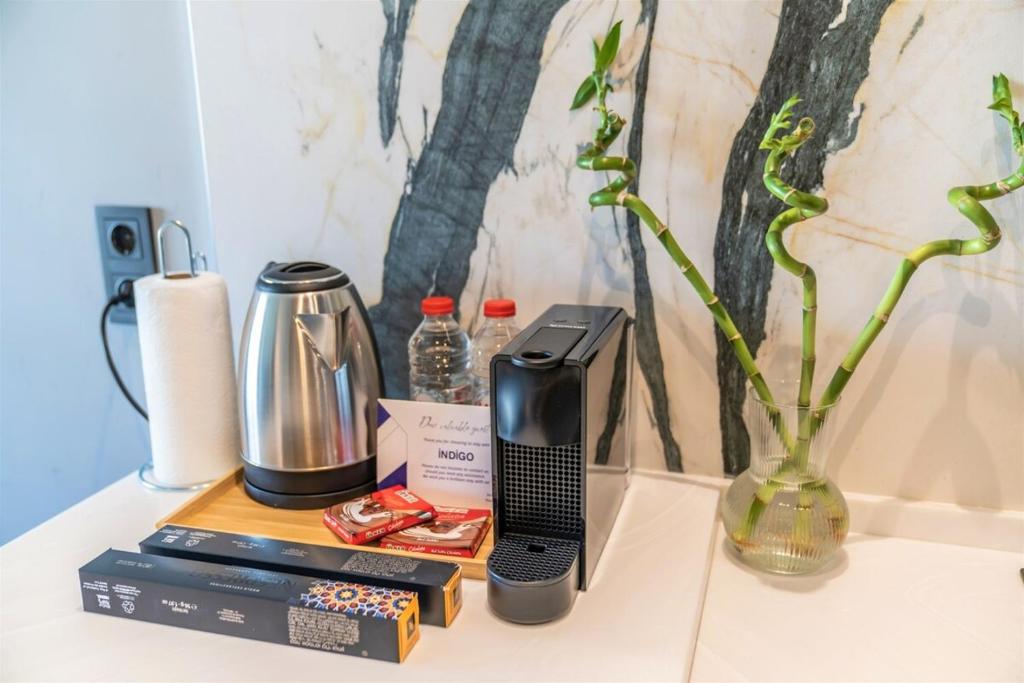 Příslušenství pro přípravu čaje a kávy v ubytování Family-friendly Home Near Taksim Square