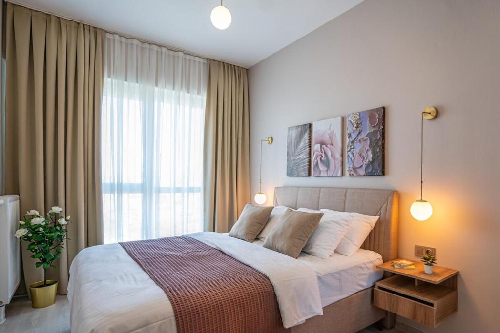 Postel nebo postele na pokoji v ubytování Stylish Urban Apt- Soak Up The City's Vibes