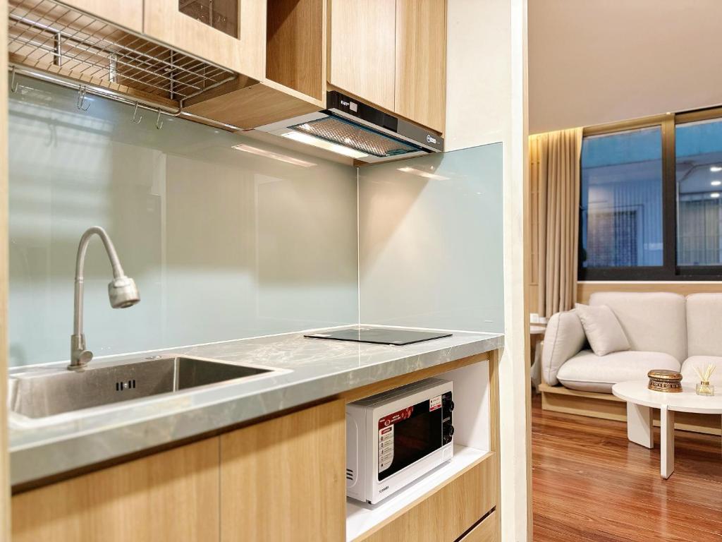 Kuchyň nebo kuchyňský kout v ubytování HOD Apartment Tan Dinh
