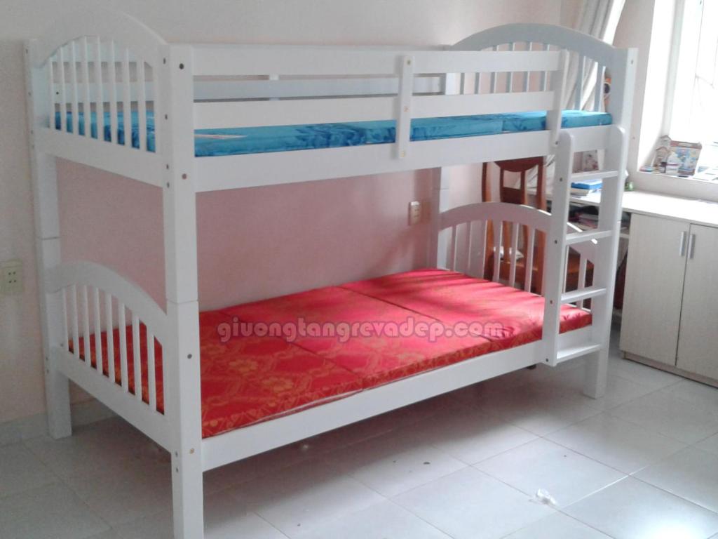 a couple of bunk beds in a room at Hieu hostel anh tour in Bản Tùy