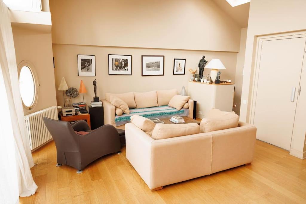 un salon avec un canapé et un lit dans l'établissement Charmante maison - Boulogne, à Boulogne-Billancourt