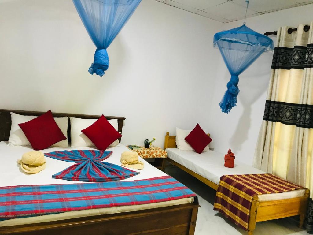 Postel nebo postele na pokoji v ubytování Sigiri Mihira Home Stay