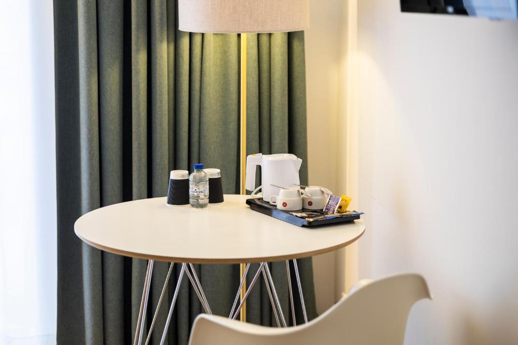 Příslušenství pro přípravu čaje a kávy v ubytování Hotel Louise