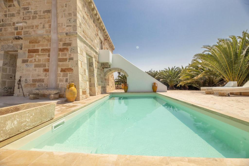 une piscine devant un immeuble dans l'établissement Villa Turris, à Alliste