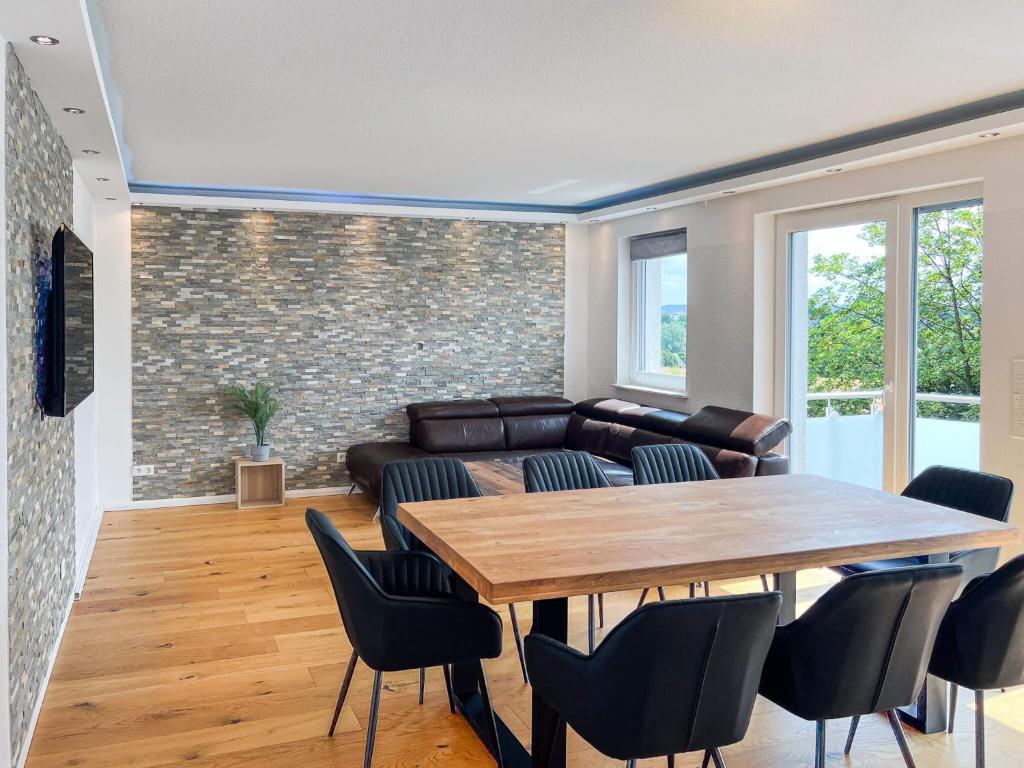 a living room with a table and a couch at T&K Apartments - Mettmann - Schöne 5 Zimmer Maisonette - 20min Messe Fair DUS in Mettmann