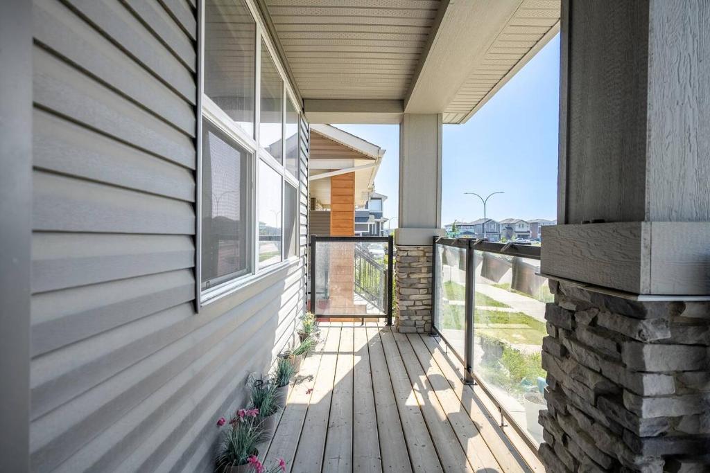 Balkón nebo terasa v ubytování Large House Near Calgary Airport with Central AC, Double Car Garage Parking, Free Banff Access, Netflix, Sleeps 8
