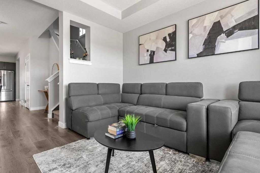 Posezení v ubytování Large House Near Calgary Airport with Central AC, Double Car Garage Parking, Free Banff Access, Netflix, Sleeps 8