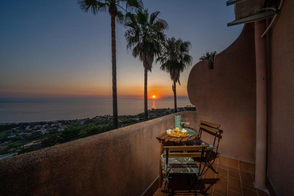 a table and chairs on a balcony with a view of the ocean at L'Oasi del Tramonto - Vista mare panoramica, Relax tra Agropoli e Cilento in Agropoli