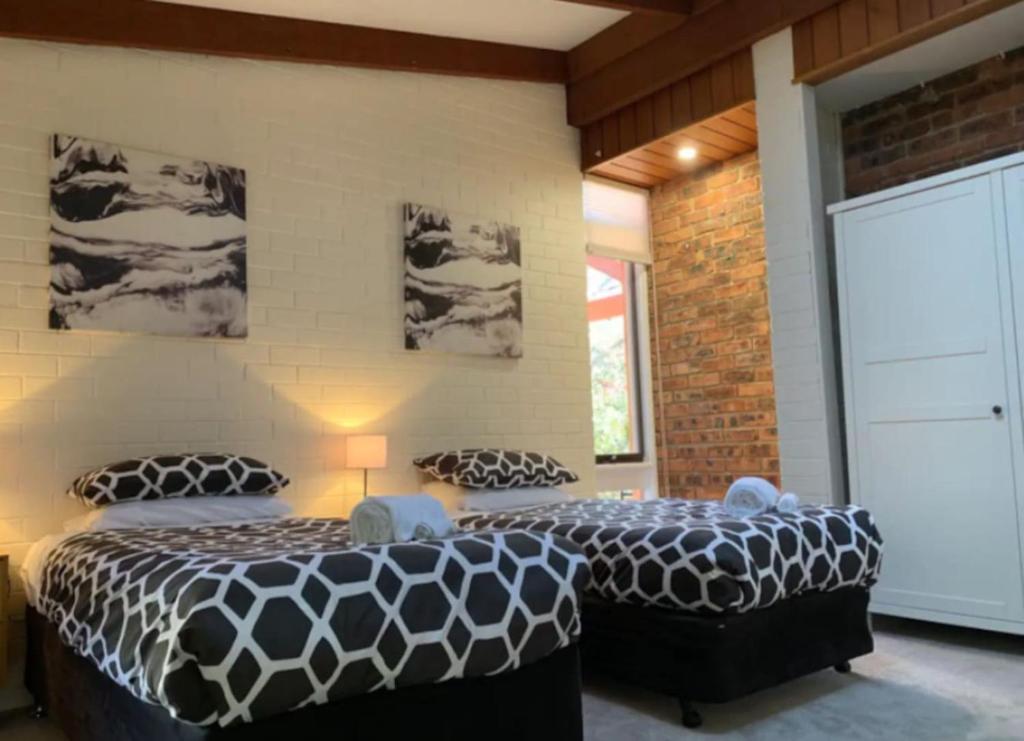 Postel nebo postele na pokoji v ubytování Warm and Spacious 5BR Home w WIFI and Multiple Parking - Hosted by Canstay