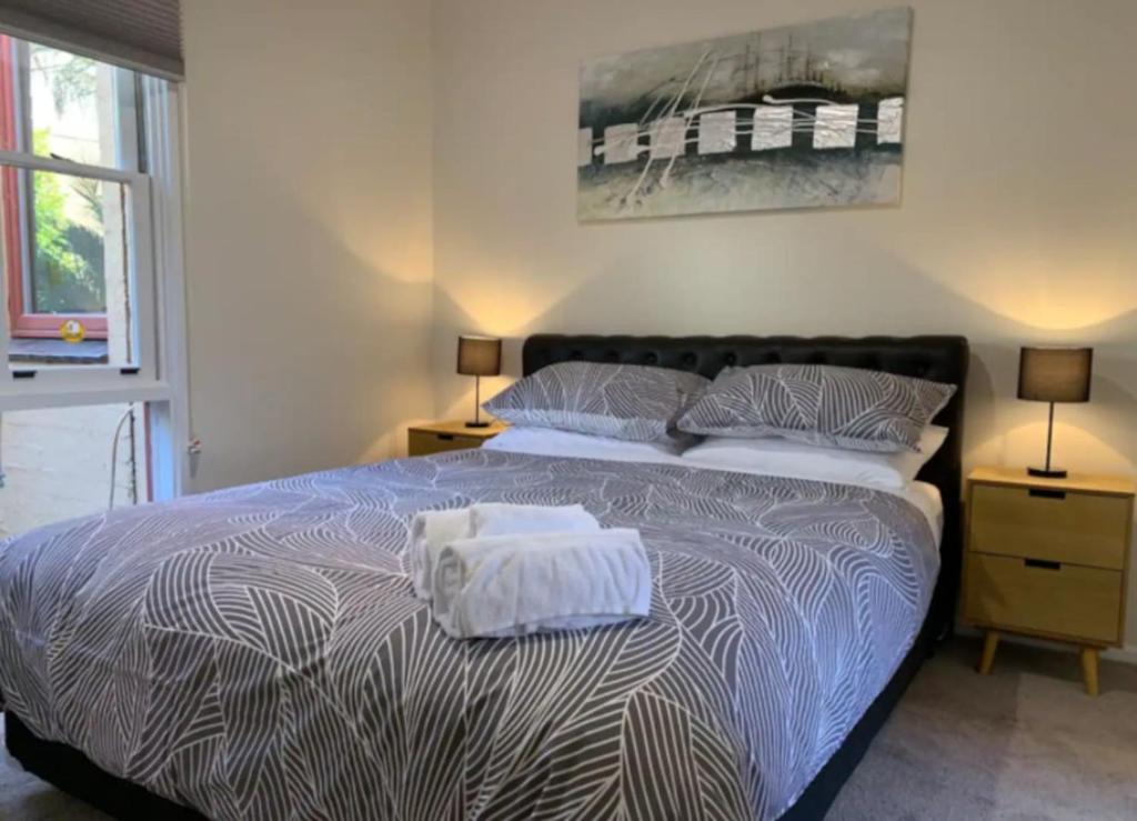 Postel nebo postele na pokoji v ubytování Warm and Spacious 5BR Home w WIFI and Multiple Parking - Hosted by Canstay