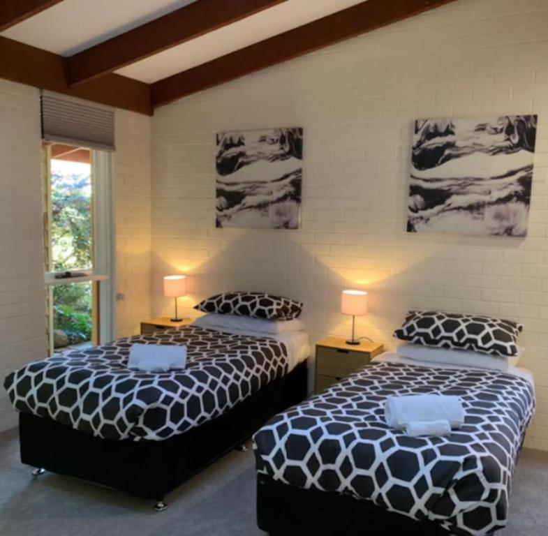 Postel nebo postele na pokoji v ubytování Warm and Spacious 5BR Home w WIFI and Multiple Parking - Hosted by Canstay