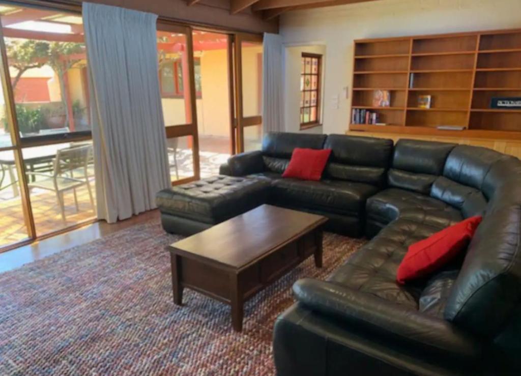 Posezení v ubytování Warm and Spacious 5BR Home w WIFI and Multiple Parking - Hosted by Canstay