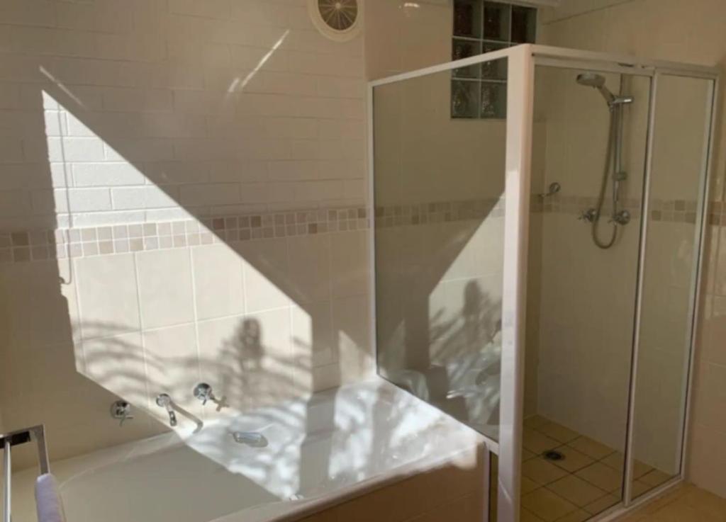 Koupelna v ubytování Warm and Spacious 5BR Home w WIFI and Multiple Parking - Hosted by Canstay