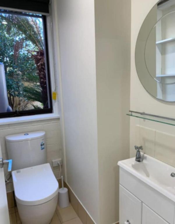 Koupelna v ubytování Warm and Spacious 5BR Home w WIFI and Multiple Parking - Hosted by Canstay