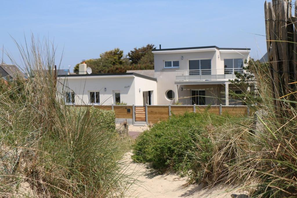 une maison blanche au sommet d'une plage dans l'établissement L'escale, à Bretteville-sur-Ay