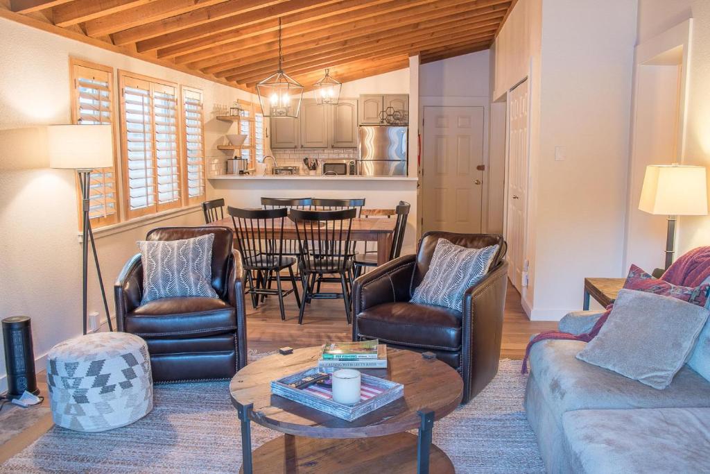 Una sala de estar con un sofá y sillas y una mesa. en Ranch Condo 3538, en Elkhorn Village