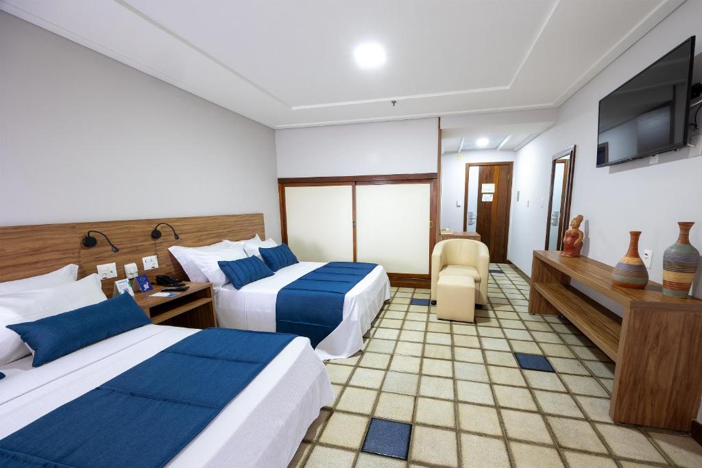 Postel nebo postele na pokoji v ubytování Fiesta Bahia Hotel