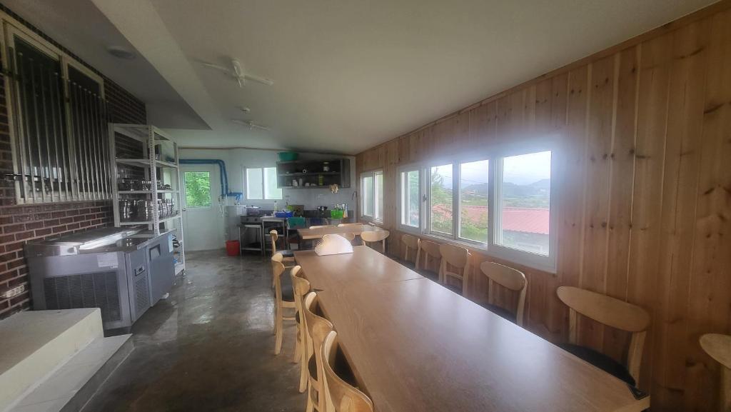 Kuchyň nebo kuchyňský kout v ubytování Pet Friendly Hanok Temple Stay