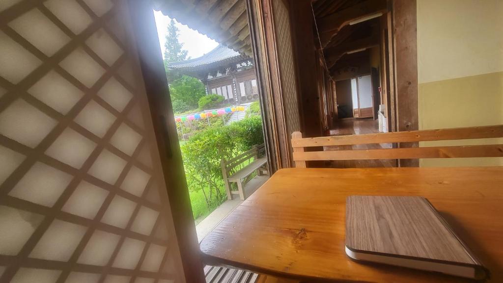 Balkón nebo terasa v ubytování Pet Friendly Hanok Temple Stay