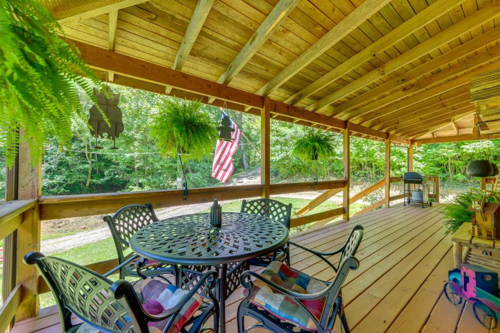 Κήπος έξω από το Secluded Cosby Cabin with Wraparound Deck