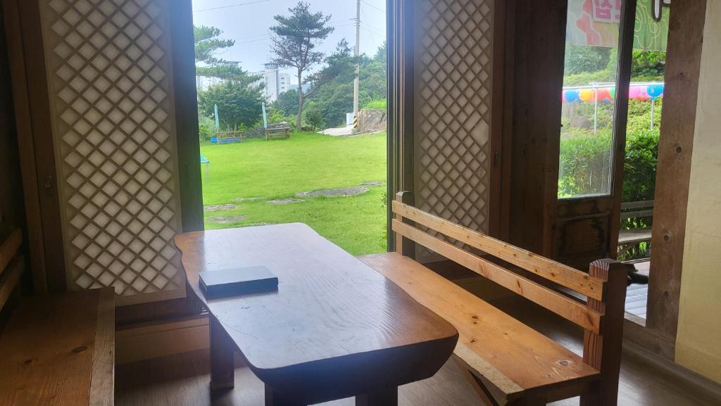Fotografie z fotogalerie ubytování Pet Friendly Hanok Temple Stay v destinaci Goheung