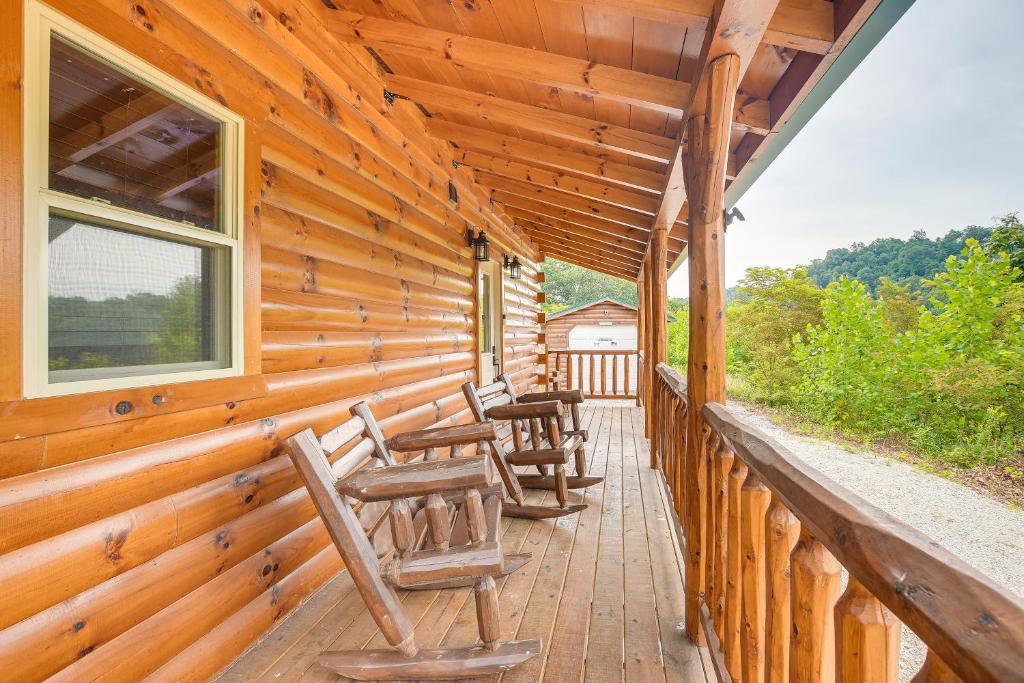 Balkón nebo terasa v ubytování Chillicothe Cabin Near Hocking Hills State Park!