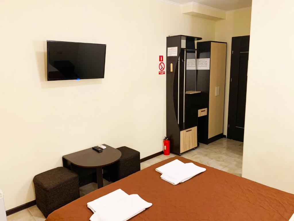 TV a/nebo společenská místnost v ubytování Breeze Hotel