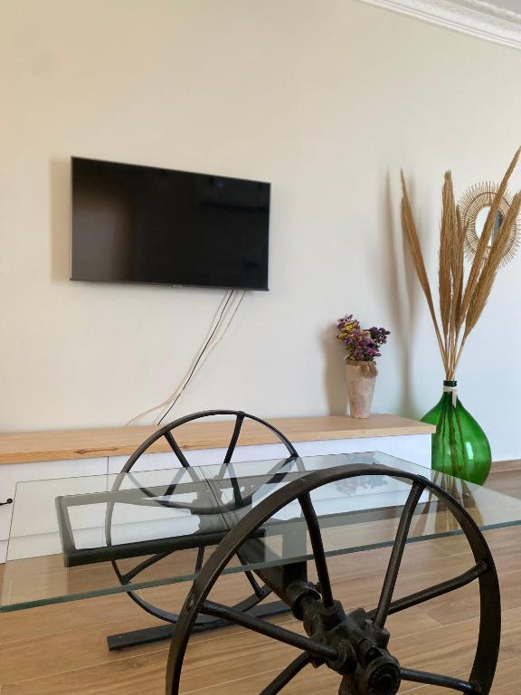 TV a/nebo společenská místnost v ubytování Bohemian Paradise Villa