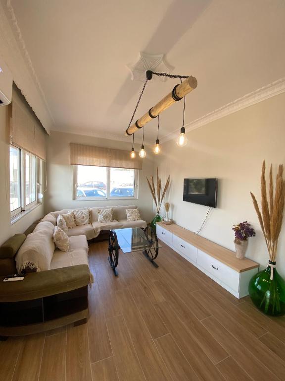 TV a/nebo společenská místnost v ubytování Bohemian Paradise Villa