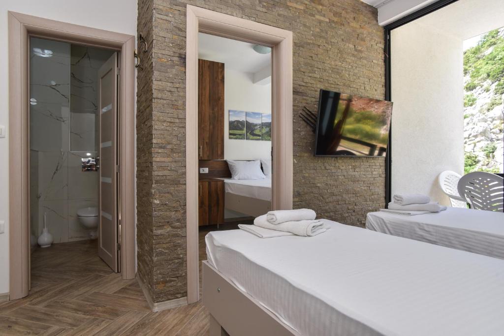 Postel nebo postele na pokoji v ubytování Apartments Jadranski Biser