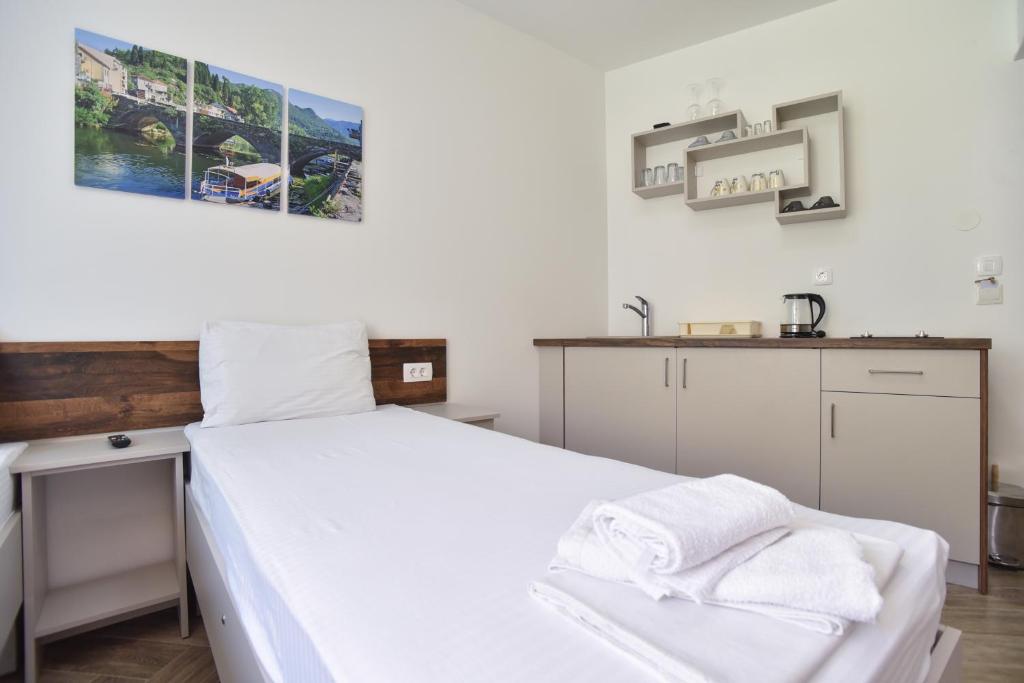 Postel nebo postele na pokoji v ubytování Apartments Jadranski Biser