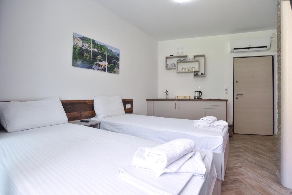 Postel nebo postele na pokoji v ubytování Apartments Jadranski Biser