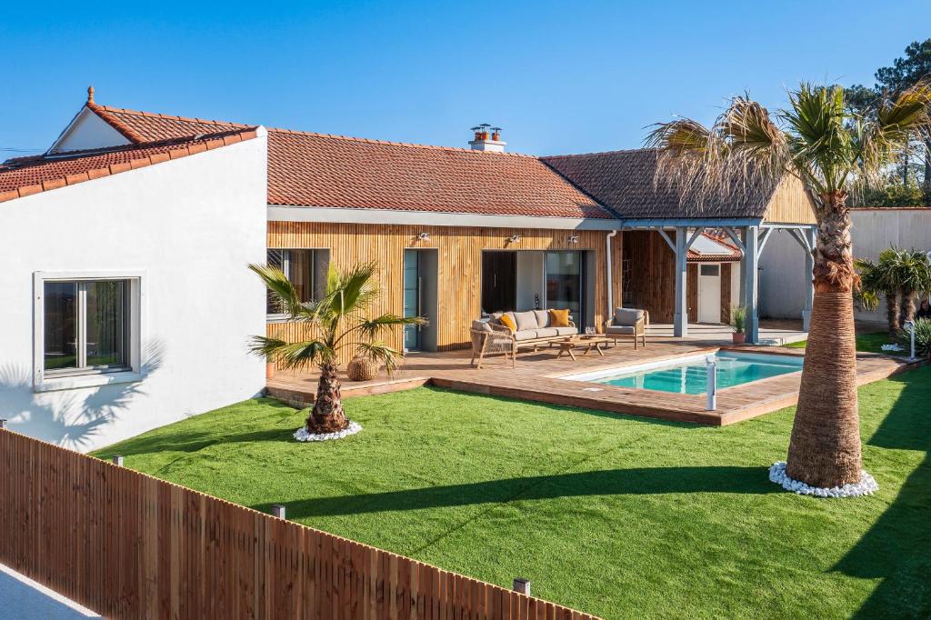 Bazén v ubytování L'écho des Vagues nebo v jeho okolí