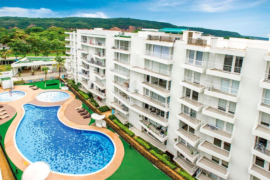 an aerial view of a large apartment building with a swimming pool at Acogedor apartamento in Melgar
